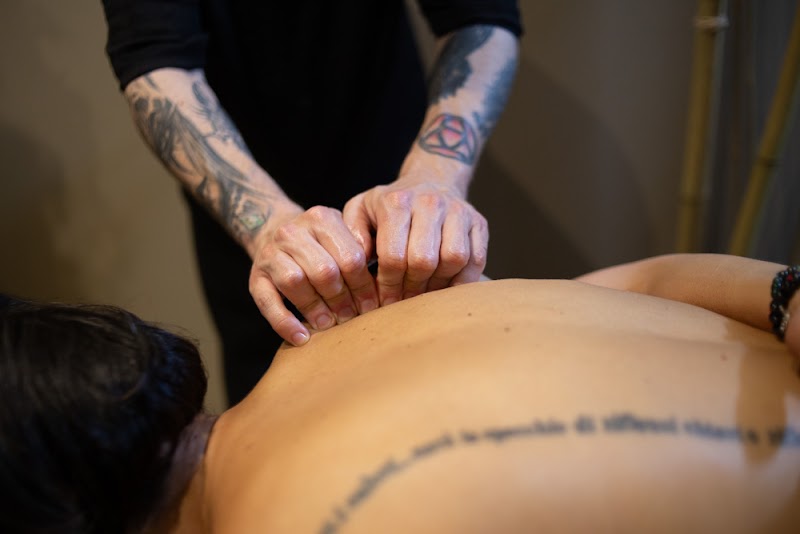 Masaje Terapéutico Relajante, Massage Therapeutic a Domicilio o en Studio. Descontracturantes Deportivos Quiromasajes - foto 5