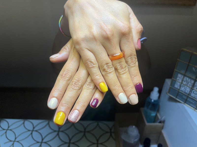 Hello Nails