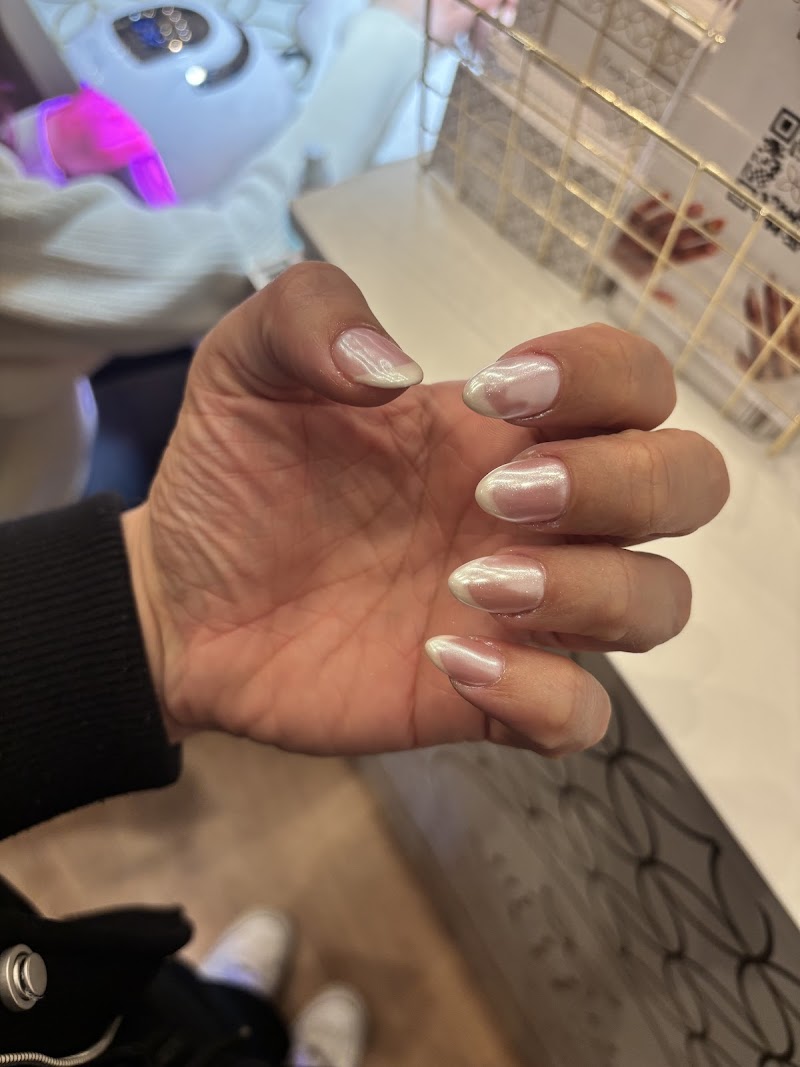 Hello Nails