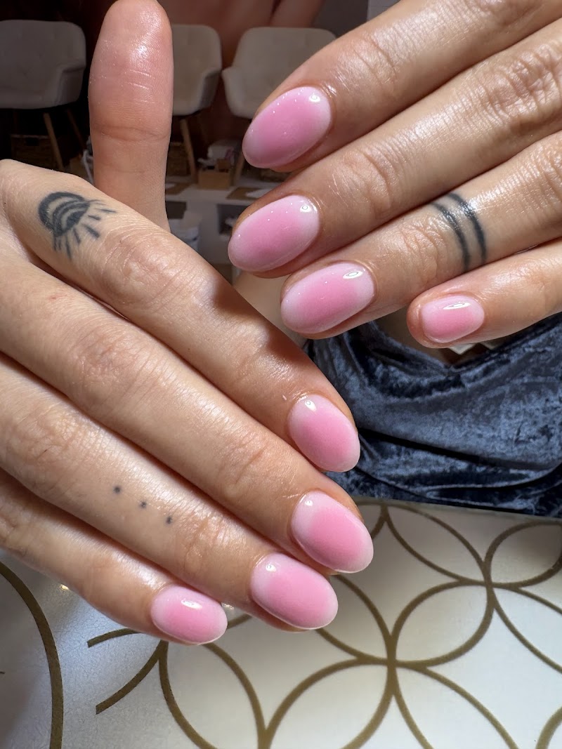 Hello Nails