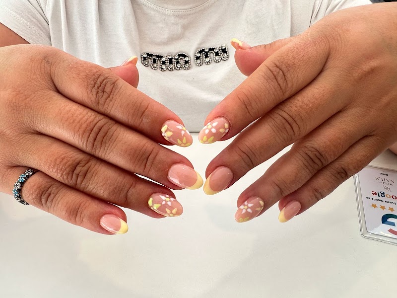 Hello Nails
