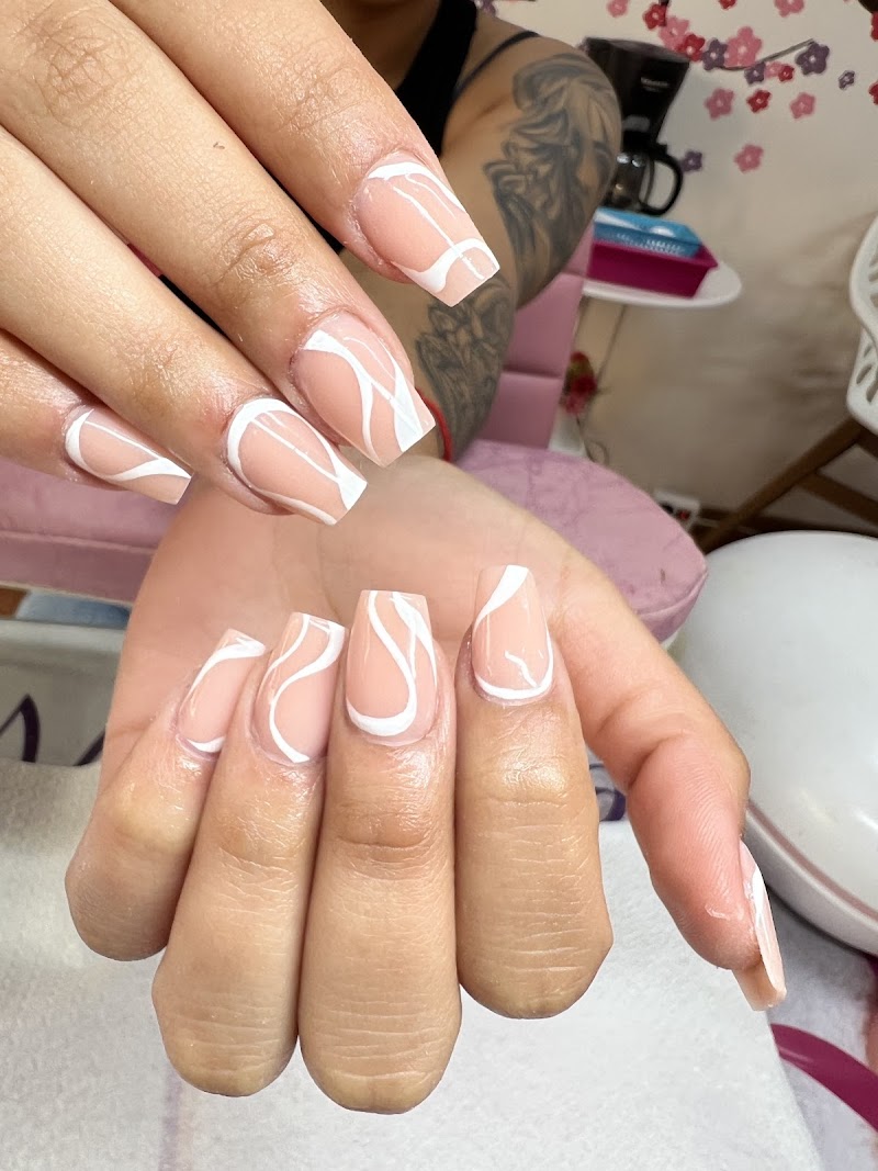 J & H's Authentic Nails - foto 2
