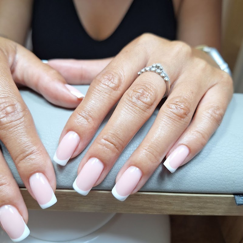 Llarusa - russian manicure, BIAB, pedicure, henna brows, threading, facials, body sculpting massage, pestañas, Barcelona
