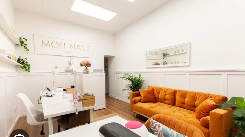 Moli Nails