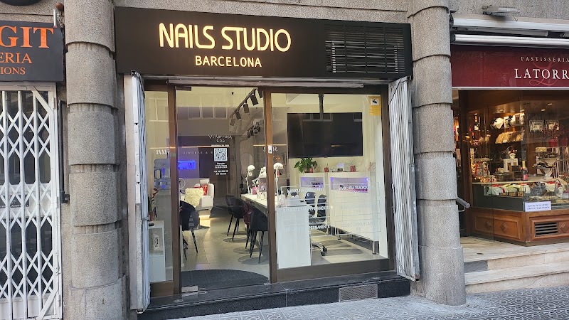 NAILS STUDIO BARCELONA sin acrilicos ni monómero