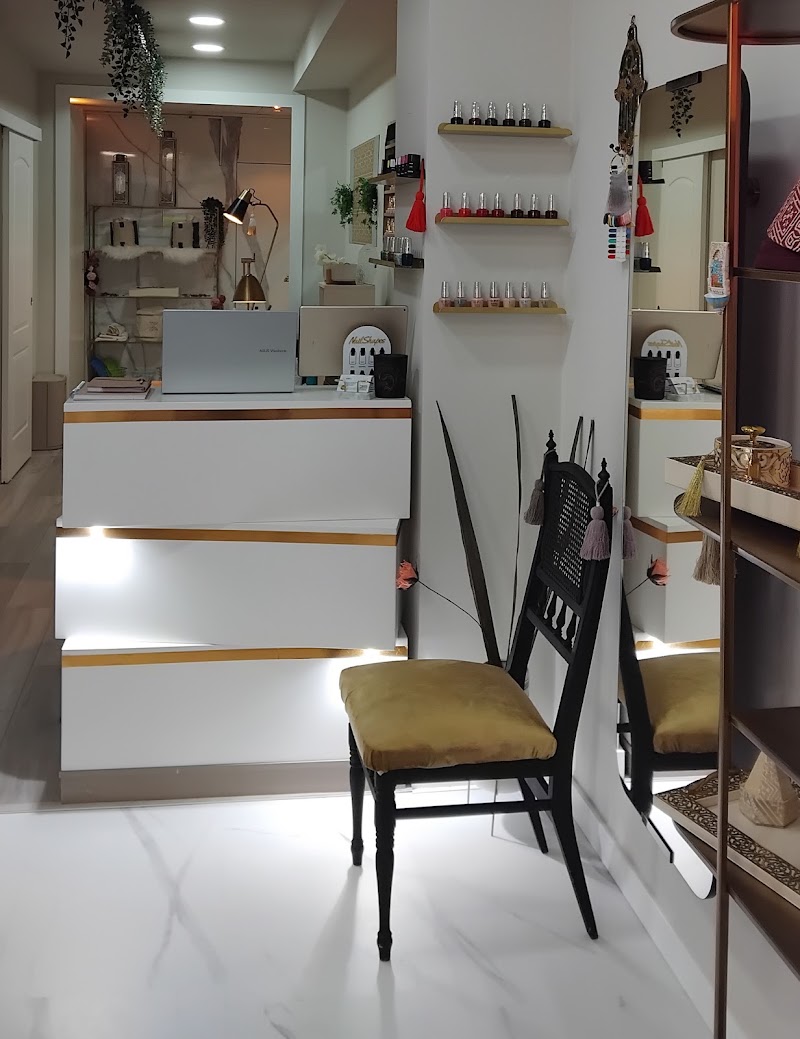 Sibel Lux Salon | Manicura Rusa & Uñas Sant Gervasi